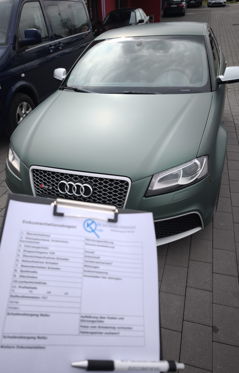 Sehen Sie, wie ein Kfz-Sachverständiger professionell einen Kostenvoranschlag erstellt, um den Schaden an Ihrem Fahrzeug nach einem Unfall exakt zu bewerten. Vertrauen Sie auf fachkundige Expertise für eine faire Schadensanalyse.