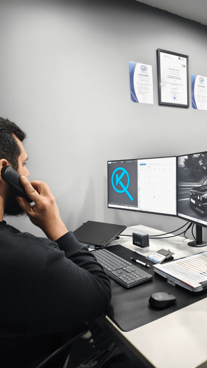 Ein Kfz-Sachverständiger führt ein ausführliches Kundengespräch am Telefon. Perfekt für Themen rund um Fahrzeugbewertung, Gutachten und Autoversicherung. Vertrauen Sie auf professionelle Beratung!